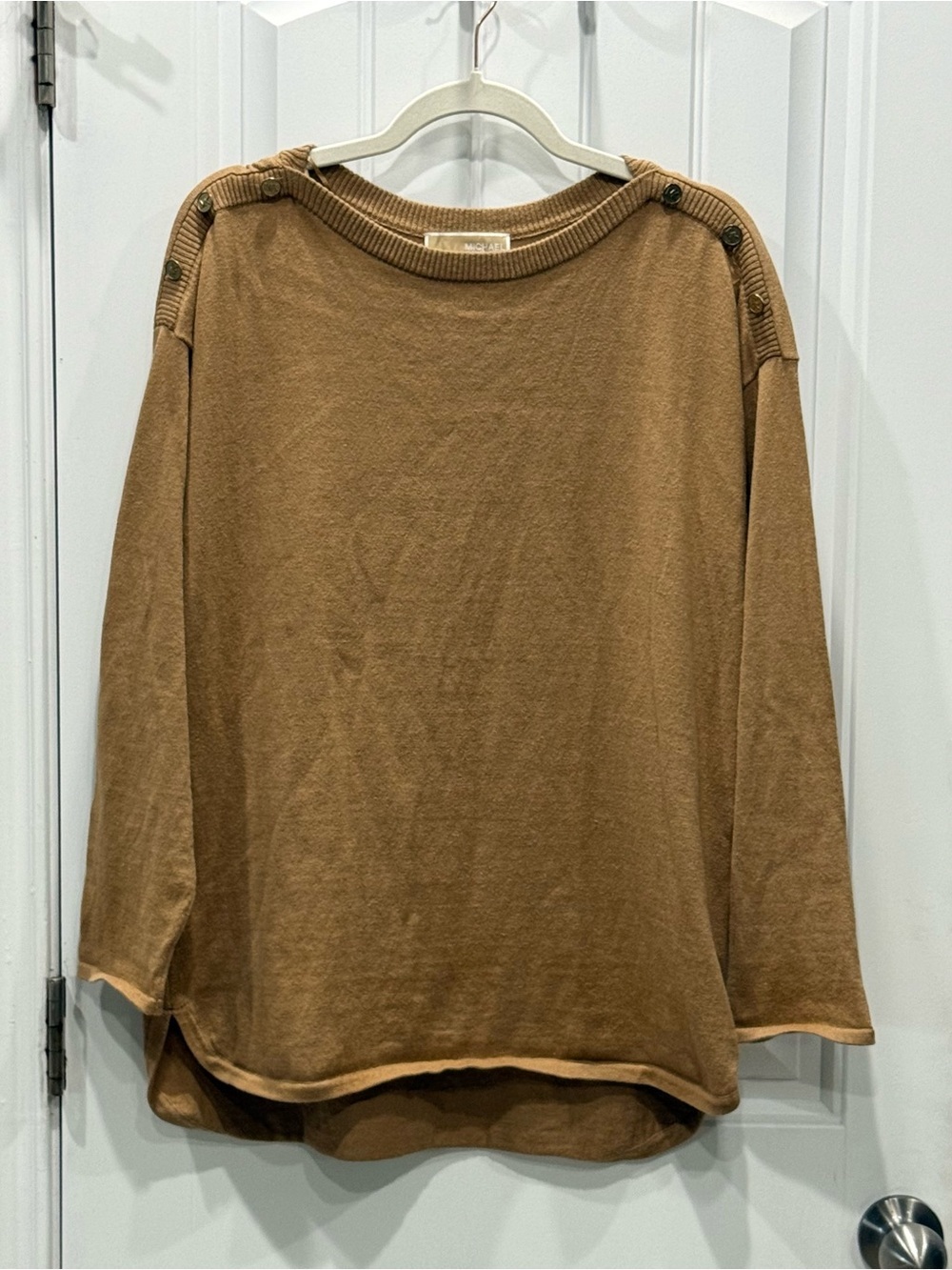 Michael Kors Women’s Size Medium Lightweight Camel Button Shoulder Sweater EUC